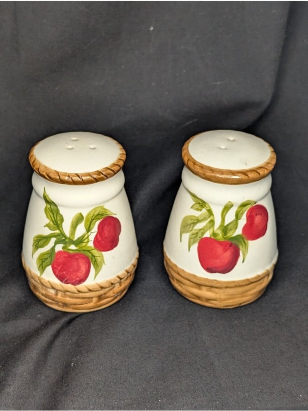 Alco Industries Apple Weave Basket Theme Salt & Pepper Shaker Grannycore